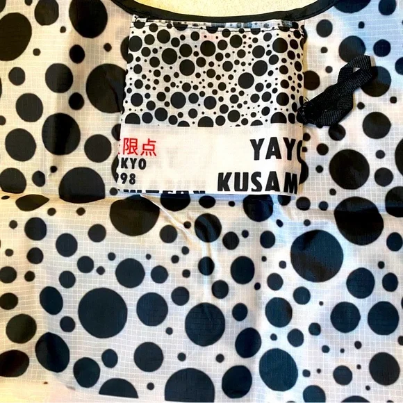 LAST 1-YAYOI KUSAMA LARGE CLASSIC BLACK AND WHITE DOTTED SHOPPER - Picture 6 of 8
